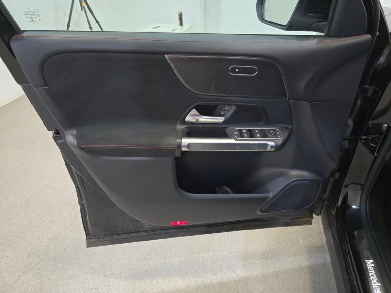 Mercedes GLB 200d AMG 7PL Aut. Pano LED-Multibeam Widescreen Ambient Navi 1/2 Sport-Leather-Alcantara KeylessGo Camera Klima PDC ... - Slika 20